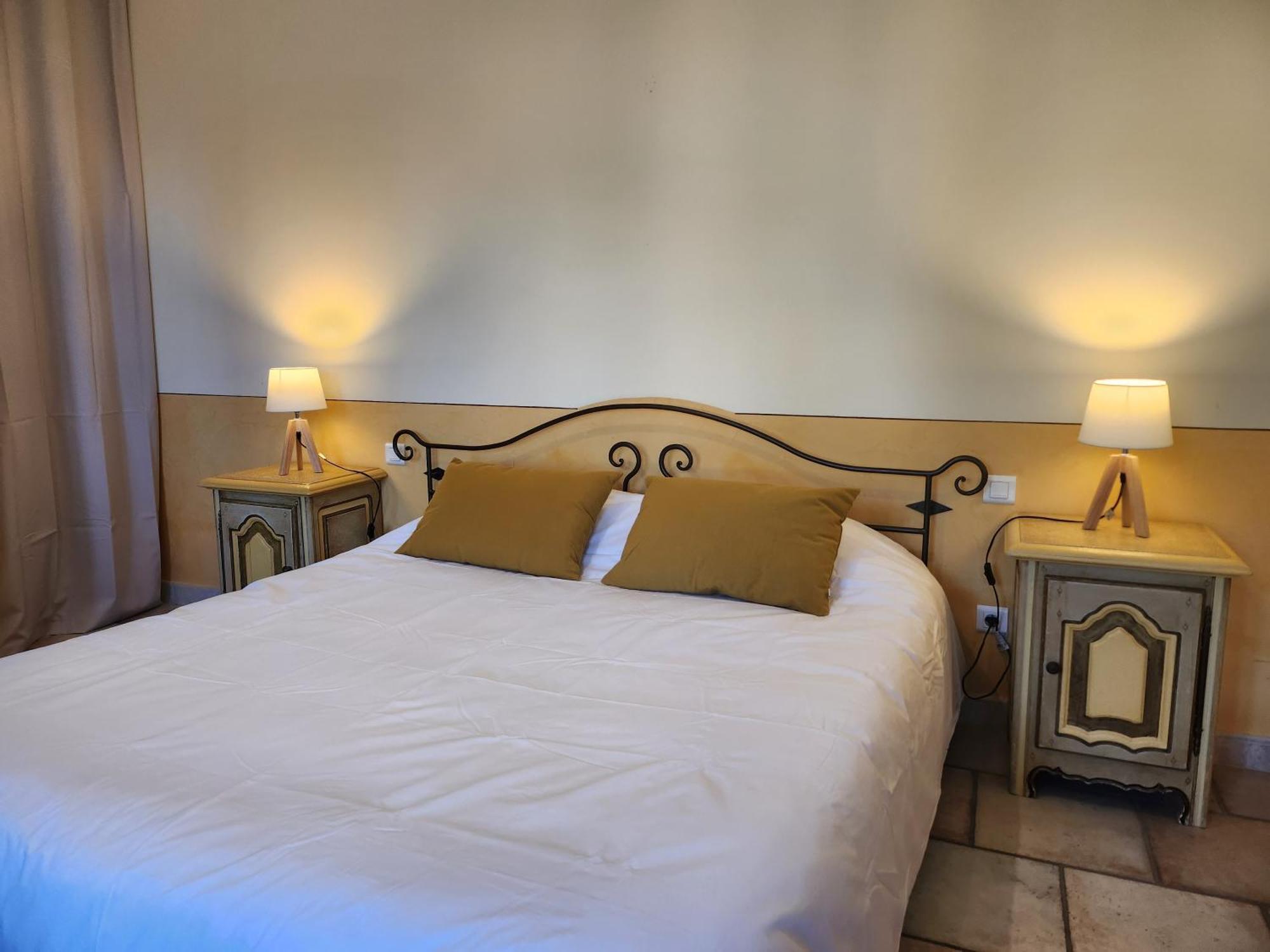 Bed and Breakfast Domaine Les Gendalis Saint-Saturnin-lès-Avignon Exterior foto